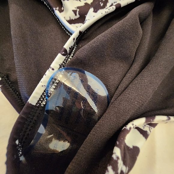 Carmen Marc Valvo Monochrome One-Shoulder Swimsuit Comes With Extra Strap. - Picture 5 of 8